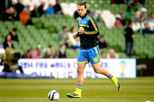 Sveriges Zlatan Ibrahimovic värmer upp