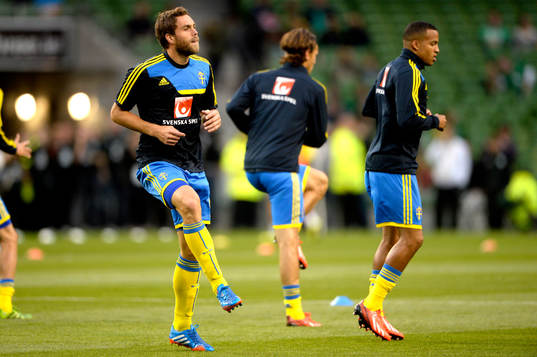 Sveriges Johan Elmander och Martin Olsson värmer upp