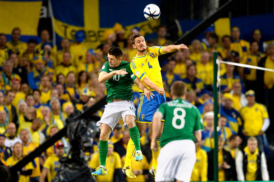Sveriges Per Nilsson i nickduell med Irlands Robbie Keane i