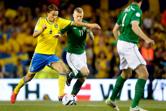 Sveriges Albin Ekdal i kamp om bollen med Irlands James