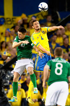 Sveriges Per Nilsson i nickduell med Irlands Robbie Keane i