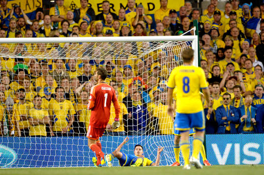 Sveriges målvakt Andreas Isaksson reagerar