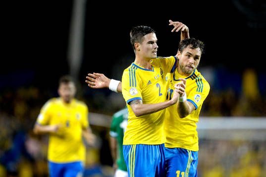 Sverige Johan Elmander kramas om av Mikael Lustig