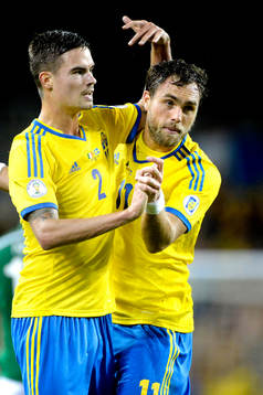 Sverige Johan Elmander kramas om av Mikael Lustig