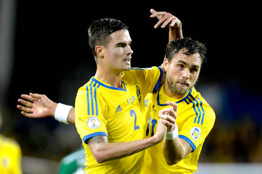 Sverige Johan Elmander kramas om av Mikael Lustig