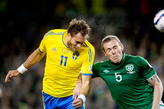 Sverige Johan Elmander nickar in 1-1 framför Irlands