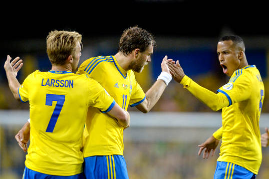 Sverige Johan Elmander kramas om av Sebastian Larsson och