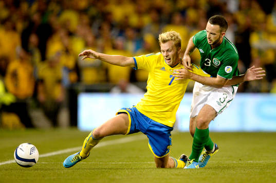 Sveriges Sebastian Larsson dras omkull av Irlands Marc