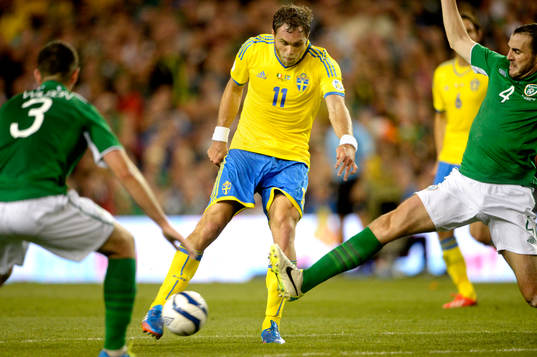Sveriges Johan Elmander utmanar i fotbolls VM-kval matchen
