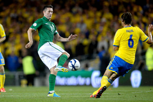 Irlands Robbie Keane utmanar Sveriges Albin Ekdal i