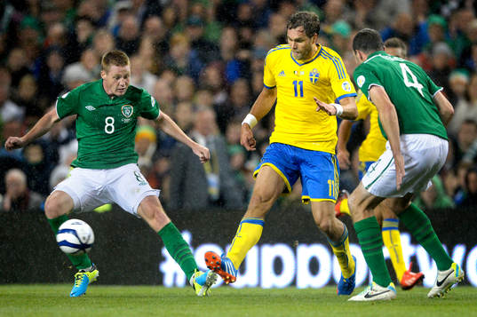 Sveriges Johan Elmander och Irlands James McCarthy och John