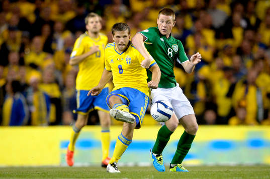 Sveriges Anders Svensson och Irlands James McCarthy i