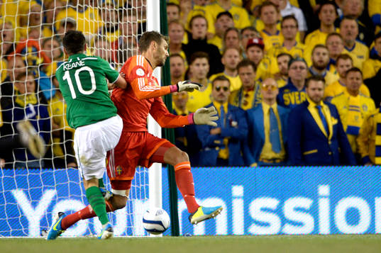 Irlands Robbie Keane gör 1-0 bakom Sveriges målvakt