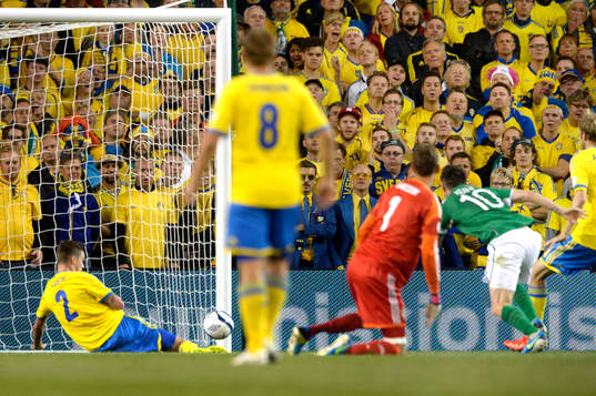 Irlands Robbie Keane gör 1-0 bakom Sveriges målvakt