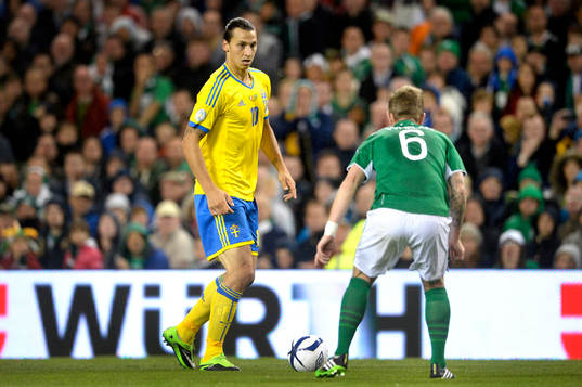 Sveriges Zlatan Ibrahimovic utmanar Irlands Glenn Whelan i