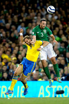 Sveriges Johan Elmander i kamp om bollen med Irlands Marc