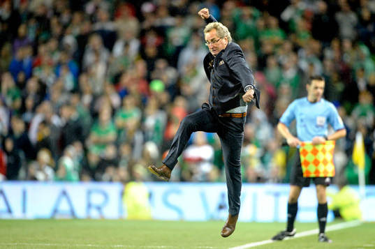 Sveriges förbundskapten Erik Hamrén jublar i fotbolls