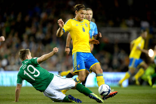 Sveriges Sveriges tar sig förbi Irlands Simon Cox  i