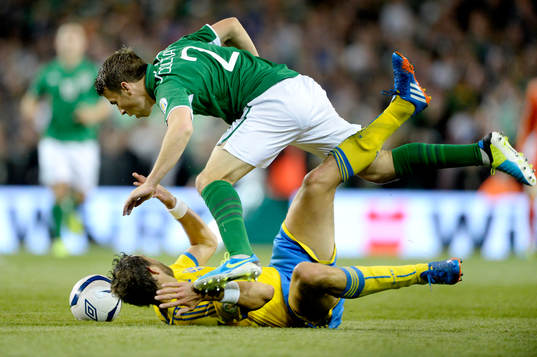 Sveriges Johan Elmander och Irlands Seamus Coleman i