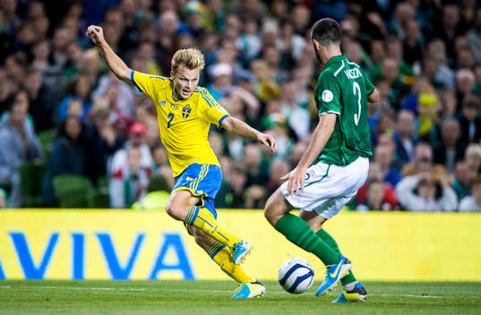 Sveriges Sebastian Larsson och Paddy Madden Marc Wilson i