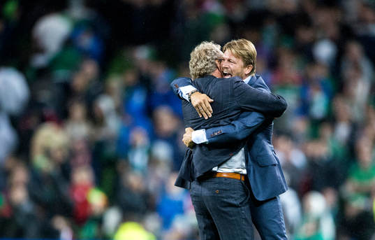 Sveriges förbundskapten Erik Hamrén kramar om players