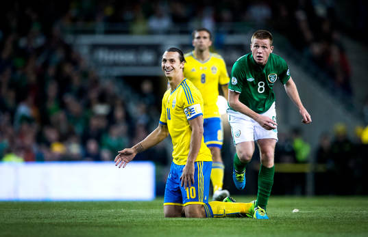 Sveriges Zlatan Ibrahimovic och Irlands James McCarthy i