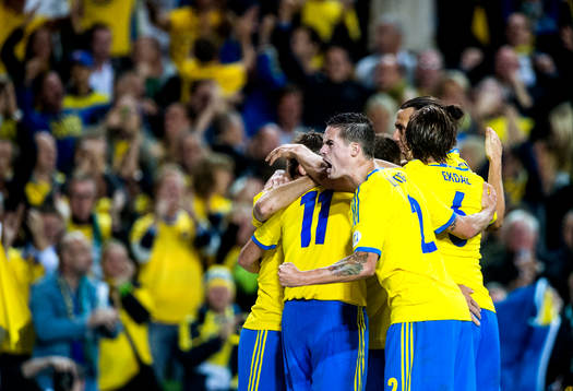 Sveriges Mikael Lustig jublar