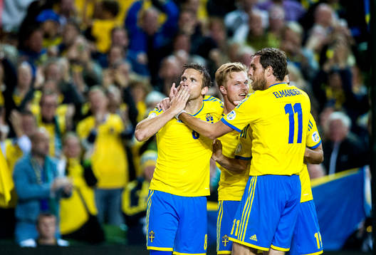 Sveriges Anders Svensson kramas om av Sebastian Larsson och