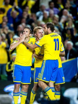 Sveriges Anders Svensson kramas om av Sebastian Larsson och