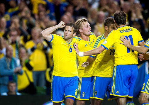 Sveriges Anders Svensson kramas om av Sebastian Larsson och
