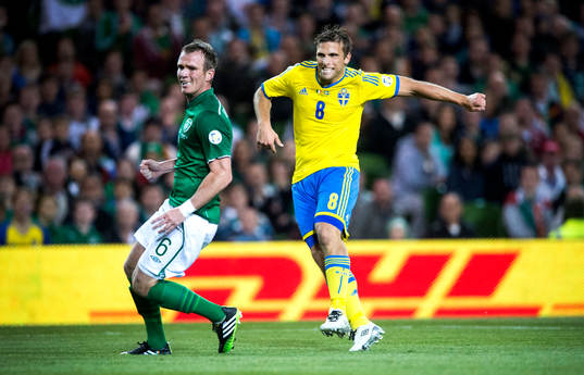 Sveriges Anders Svensson sparkar in 2-1 målet i fotbolls