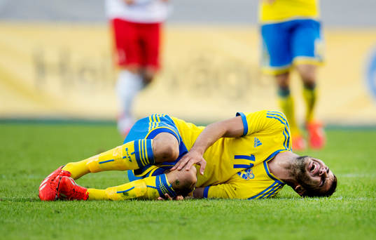 Sveriges Mikael Ishak har fått en smäll på sitt knä i