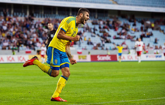 Sveriges Mikael Ishak gör 3-1 och jublar i kvalmatchen