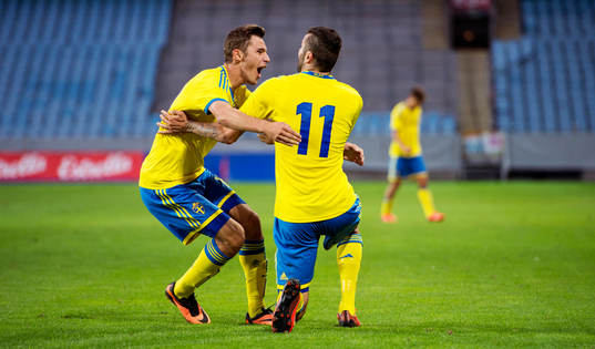 Sveriges Mikael Ishak gör 3-1 och jublar med Branimir
