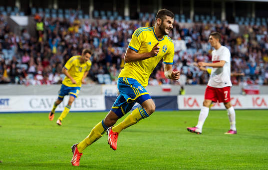 Sveriges Mikael Ishak gör 3-1 och jublar i kvalmatchen
