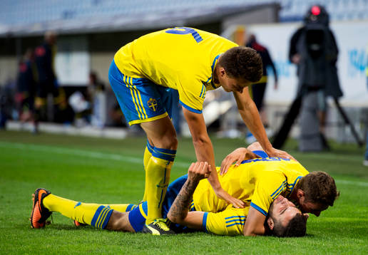 Sveriges Mikael Ishak gör 3-1 och jublar med Branimir