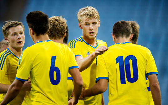 Sveriges Filip Helander klappar om sina lagkamrater