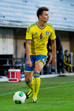 Sveriges Melker Hallberg i kvalmatchen till u21-EM mellan