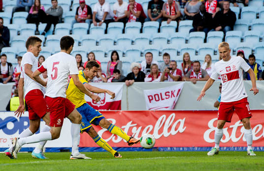 Sveriges Branimir Hrgota har tre polacker runt sig men