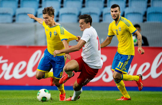 Sveriges Simon Thern dras i tröjan i kvalmatchen till