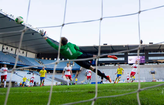 Sveriges Simon Thern gör 1-1 i kvalmatchen till u21-EM