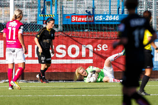 Kopparberg Göteborgs målvakt Kristin Hammarström räddar
