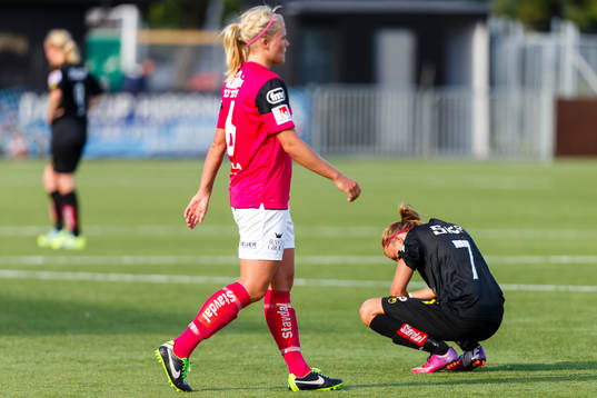 Jitex Kathlene Fernström går förbi Kopparberg Göteborgs