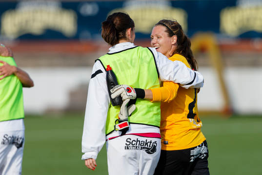 Jitex målvakt Jennifer Falk (th) gratuleras