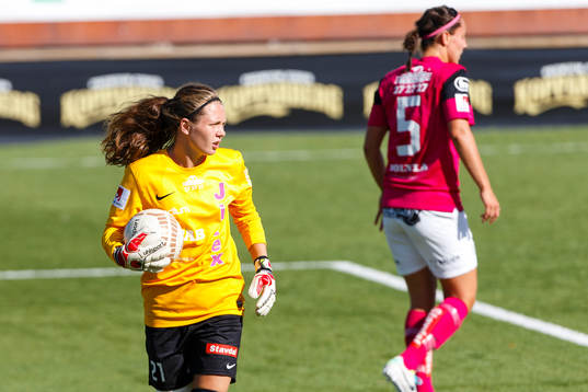 Jitex målvakt Jennifer Falk med bollen