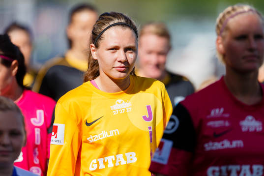 Jitex målvakt Jennifer Falk innan fotbollsmatchen mellan