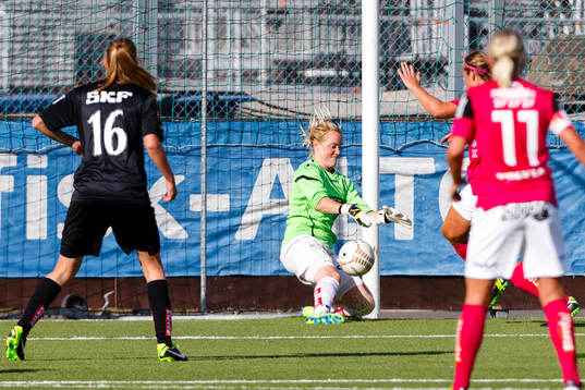 Kopparberg Göteborgs målvakt Kristin Hammarström i kamp