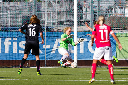 Kopparberg Göteborgs målvakt Kristin Hammarström i kamp