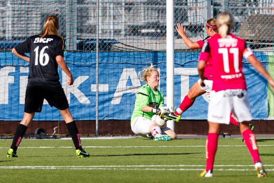 Kopparberg Göteborgs målvakt Kristin Hammarström i kamp