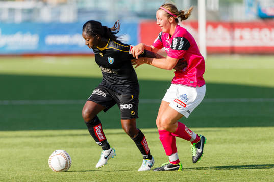 Kopparberg Göteborgs Anita Asante med bollen jagas av